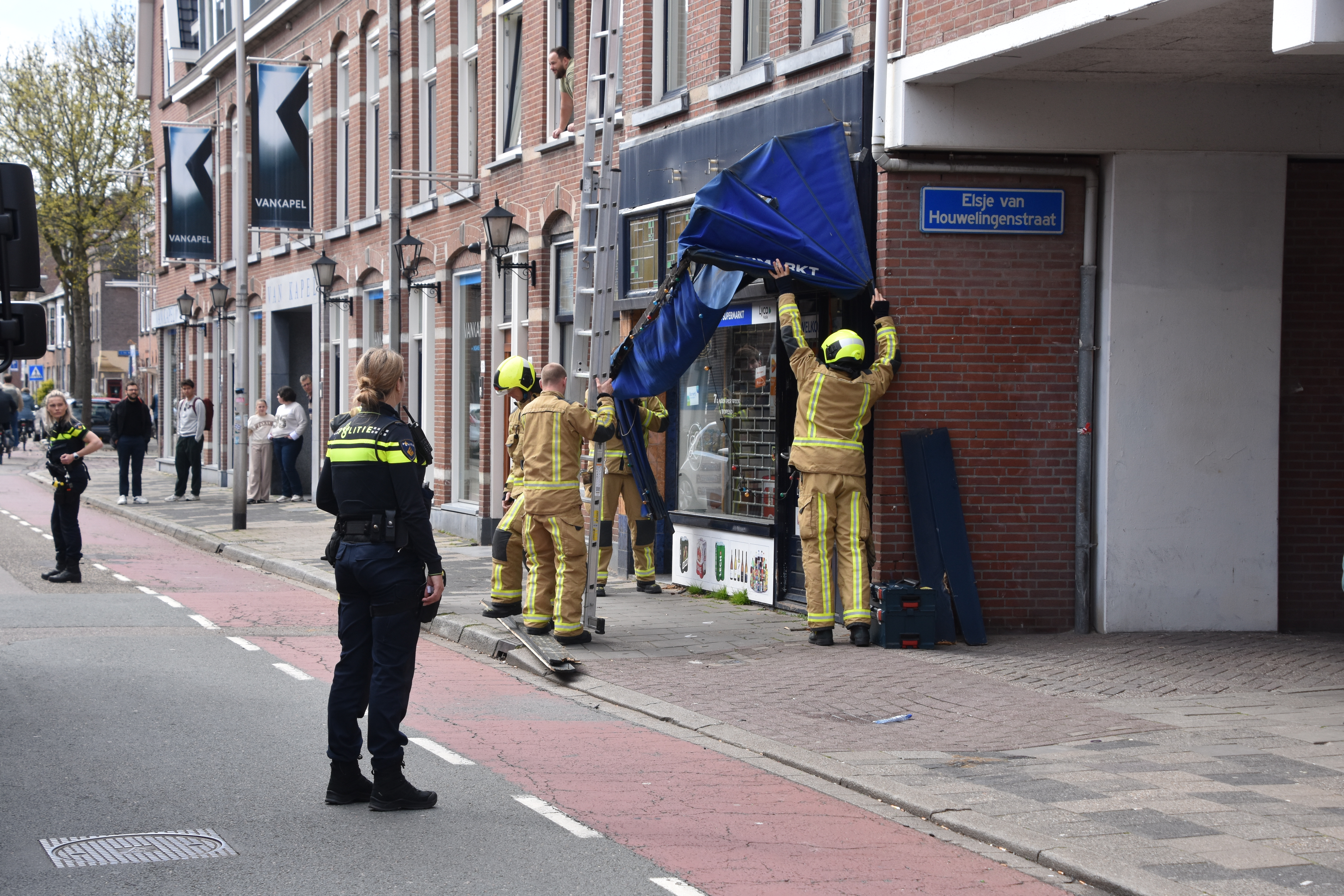 Man springt uit raam van woning in Delft