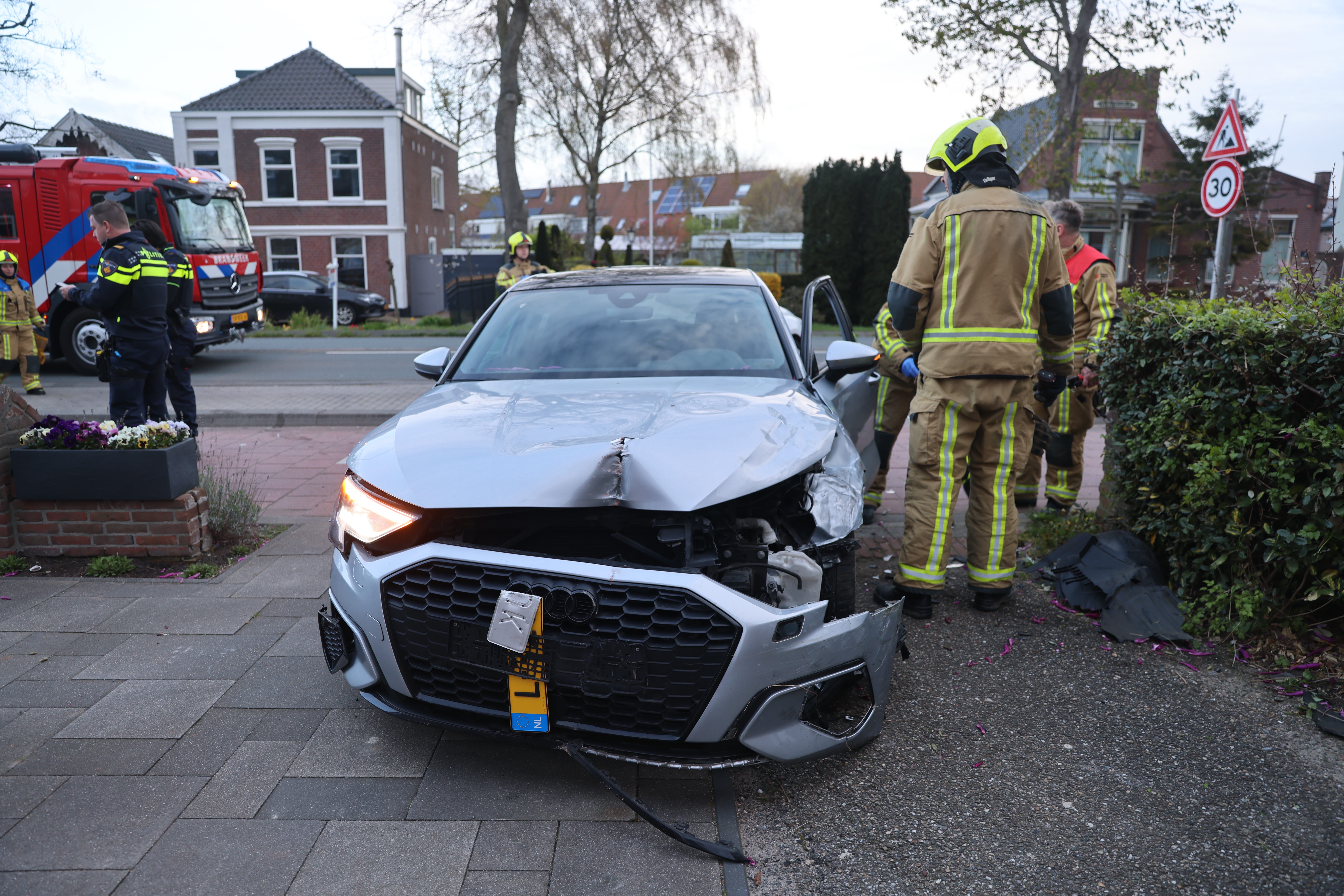 Auto ramt geparkeerde auto's, inzittenden gevlucht en aangehouden
